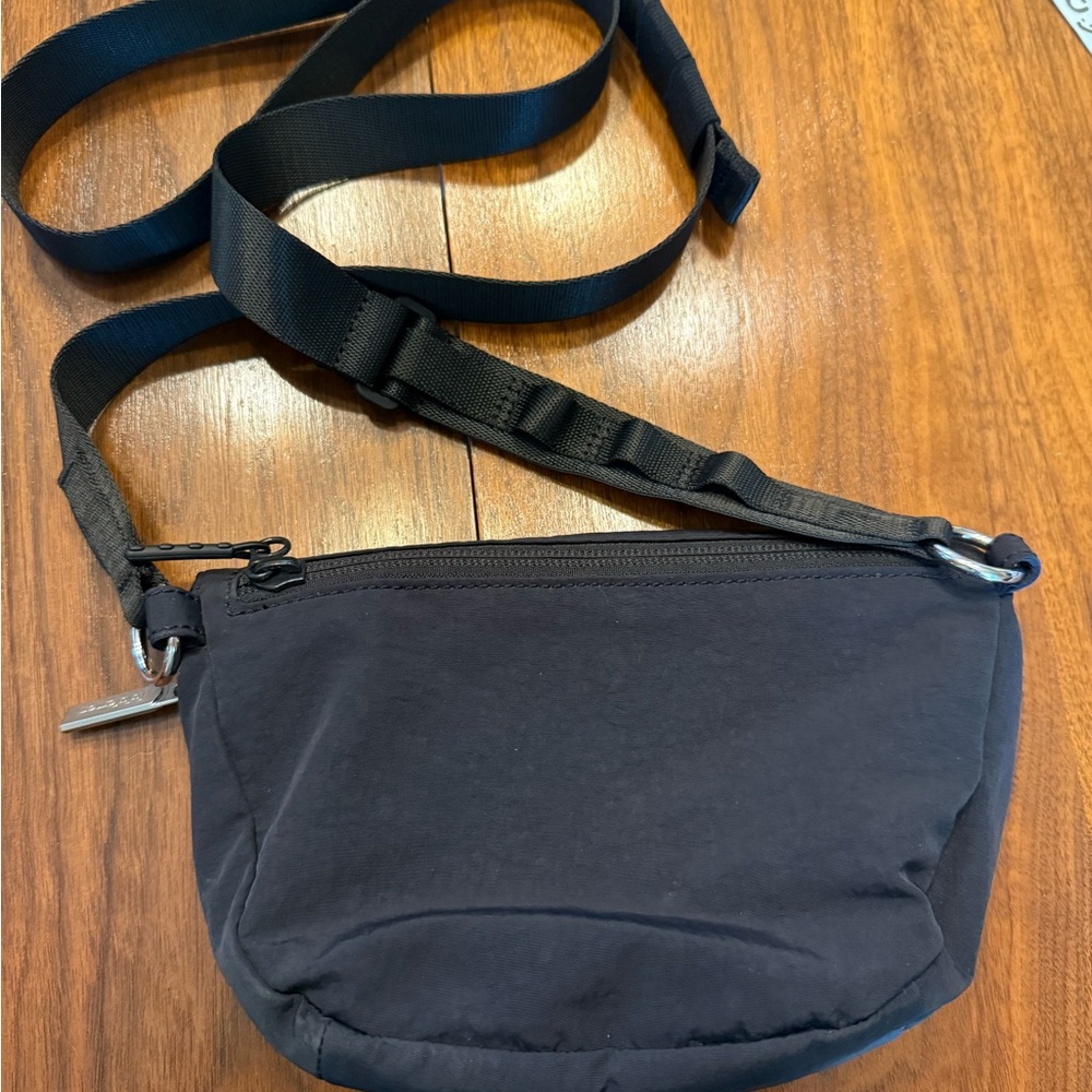 lululemon athletica black crossbody bag - Picture 3 of 5